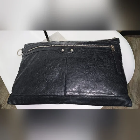 ××× SOLD ××× Balenciaga Classic Clip Clutch - Picture 4 of 15